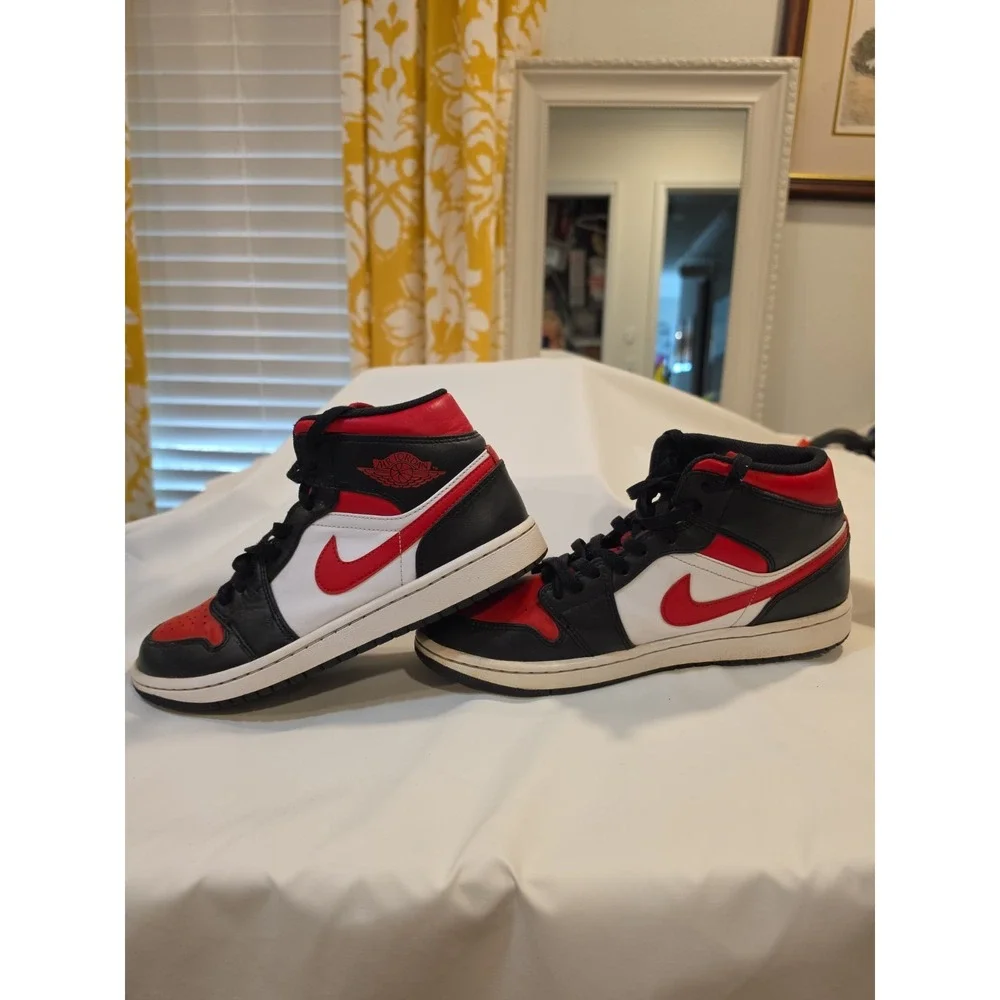 Jordan 1 Mid| Nike | Bred Toe | Size 8.5 | Pre-loved-great Condition